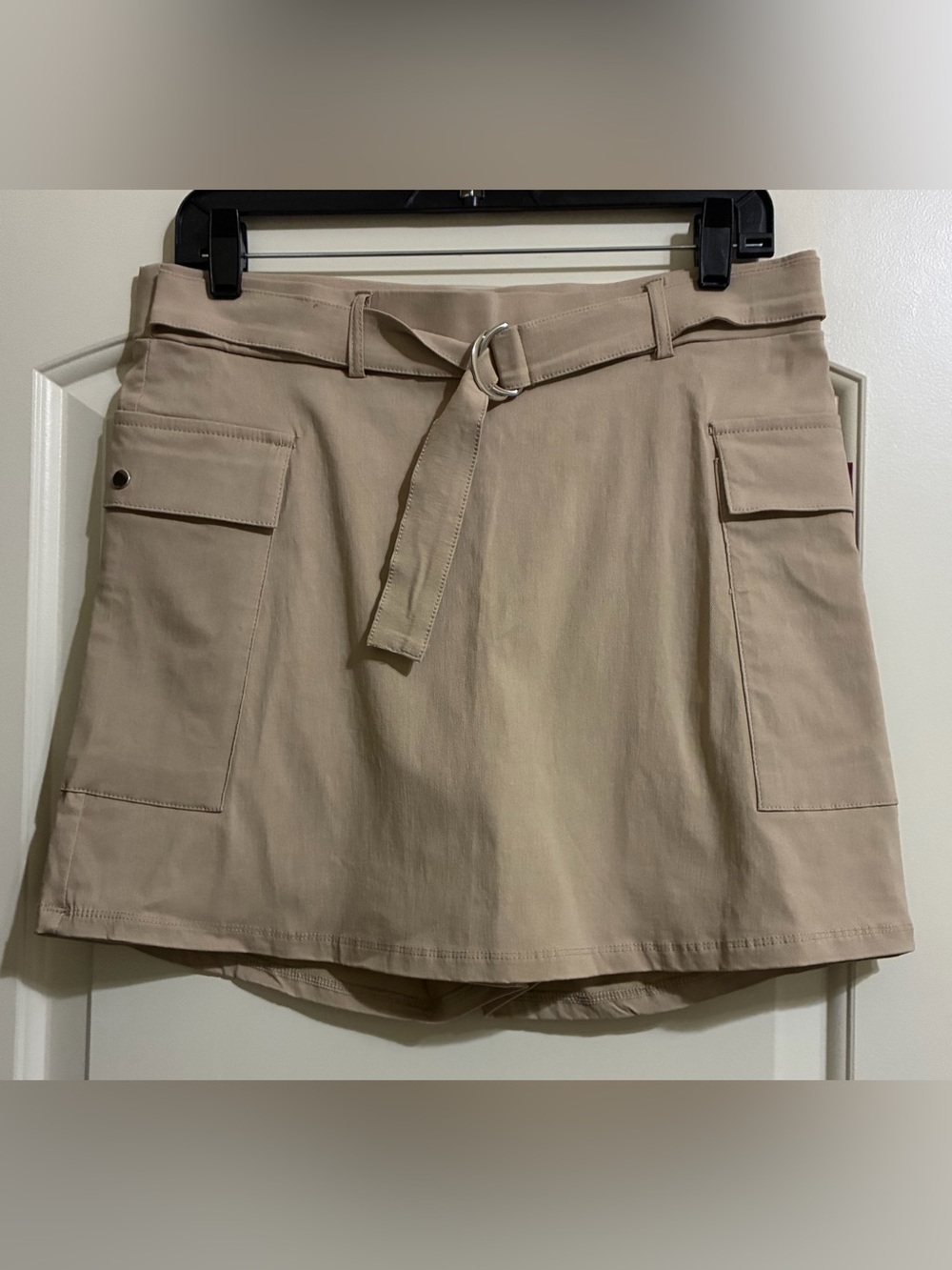 NWT Love Scarlett Women’s Tan Cargo Skorts Size Large